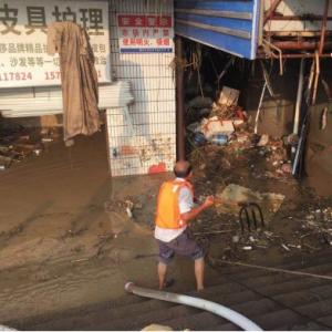 2020年8月聚智保安隊員在菜園壩抗洪搶險